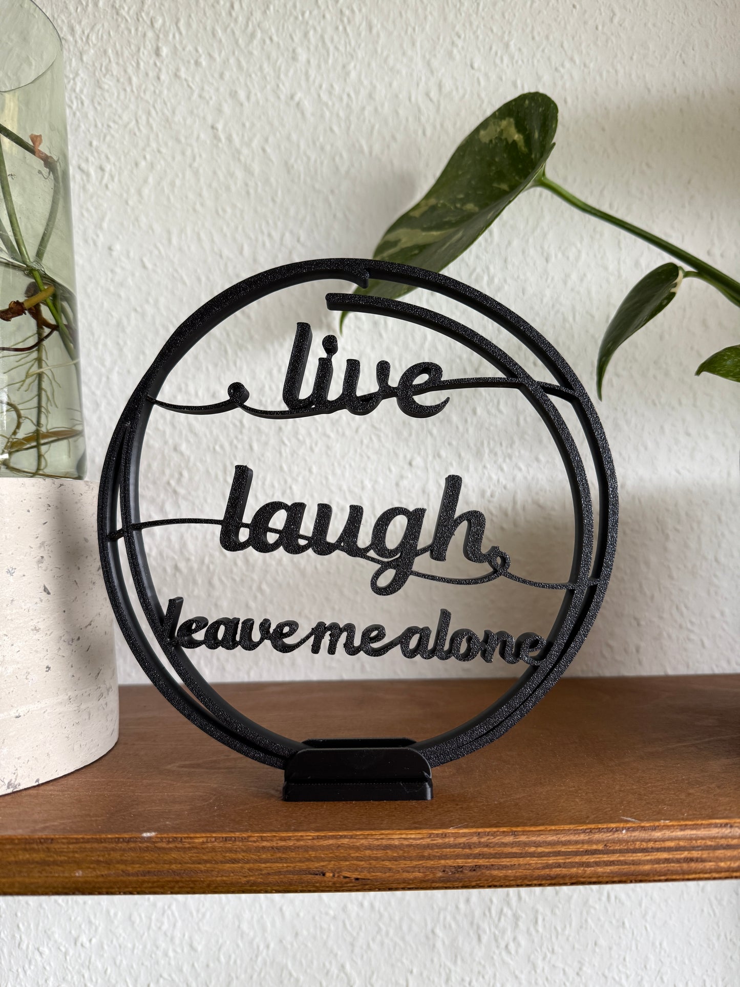 Humorvolle Deko „Live Laugh Leave me alone“ – Statement-Schriftzug