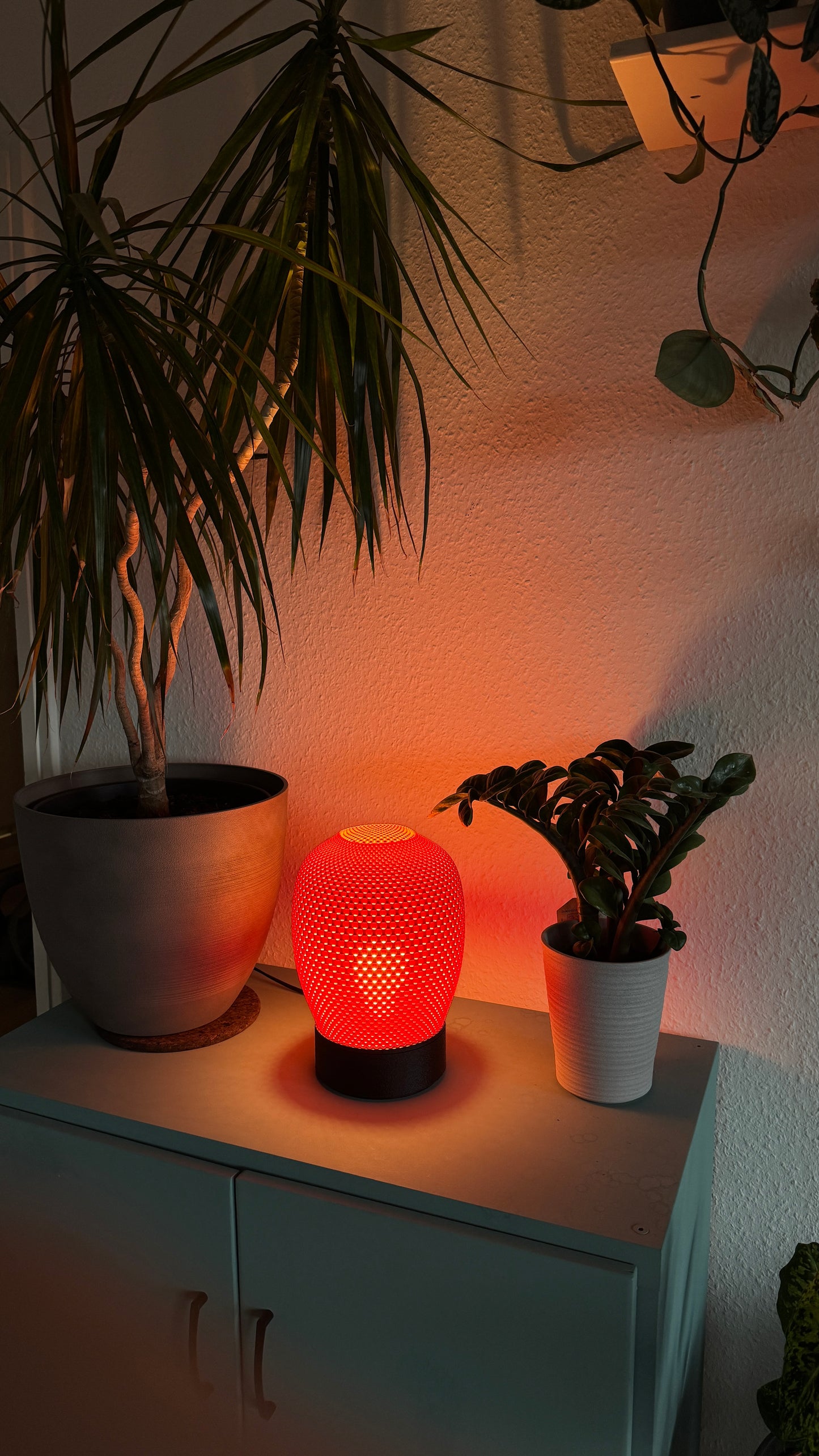 Tischlampe im Korbgeflecht-Design