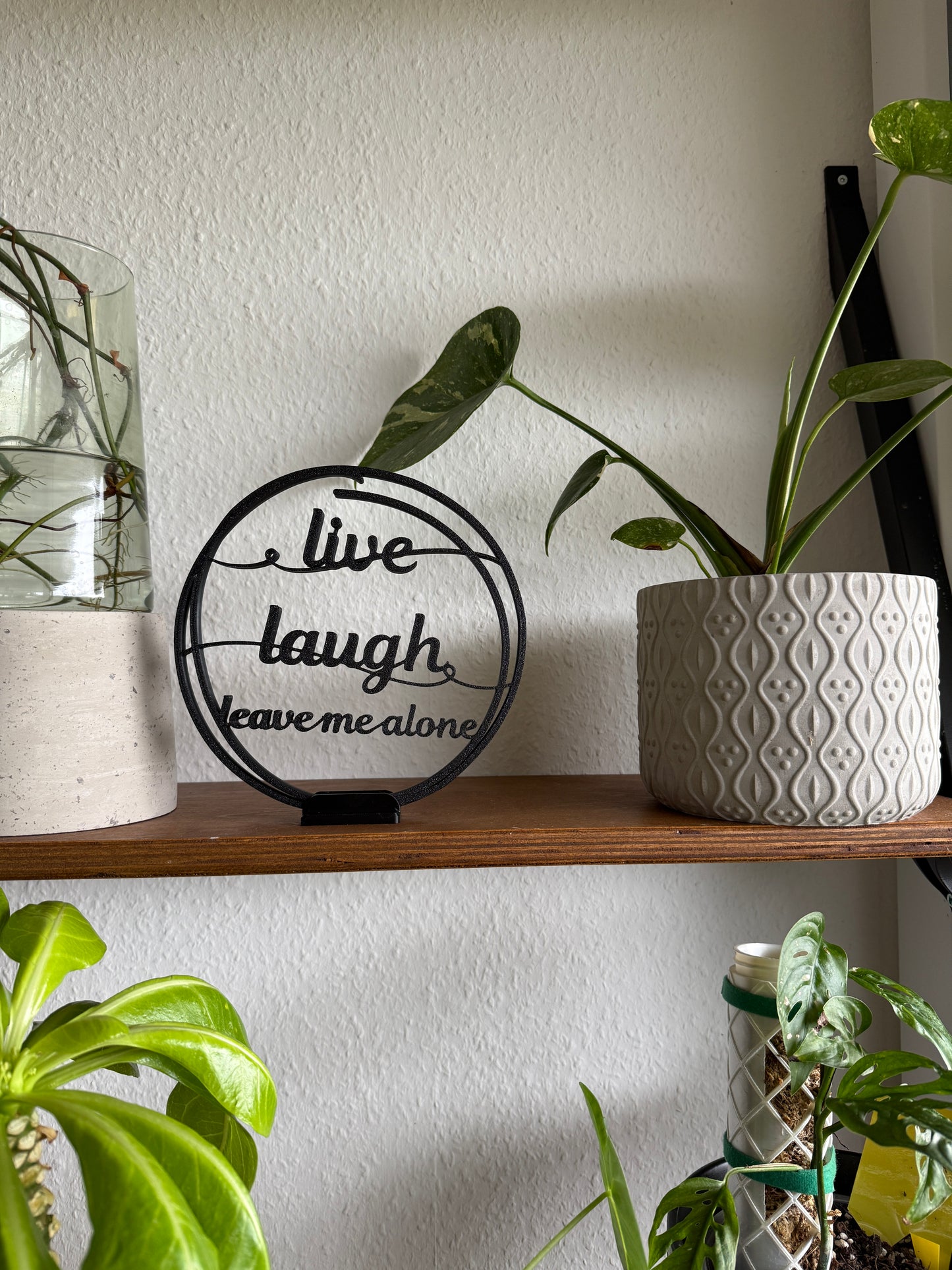 Humorvolle Deko „Live Laugh Leave me alone“ – Statement-Schriftzug