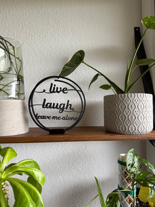 Humorvolle Deko „Live Laugh Leave me alone“ – Statement-Schriftzug